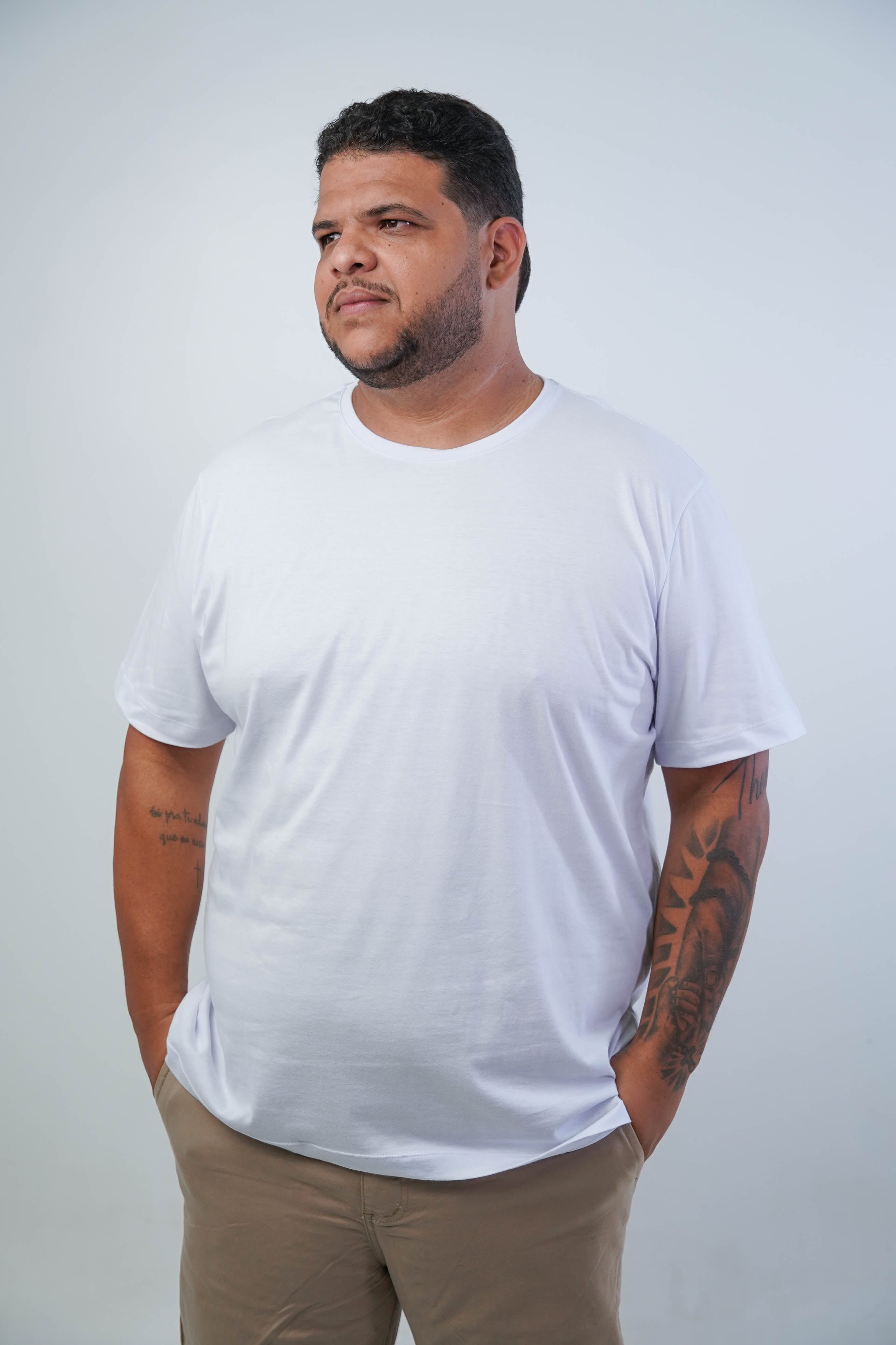 CAMISETA BÁSICA GOLA REDONDA LISA PLUS