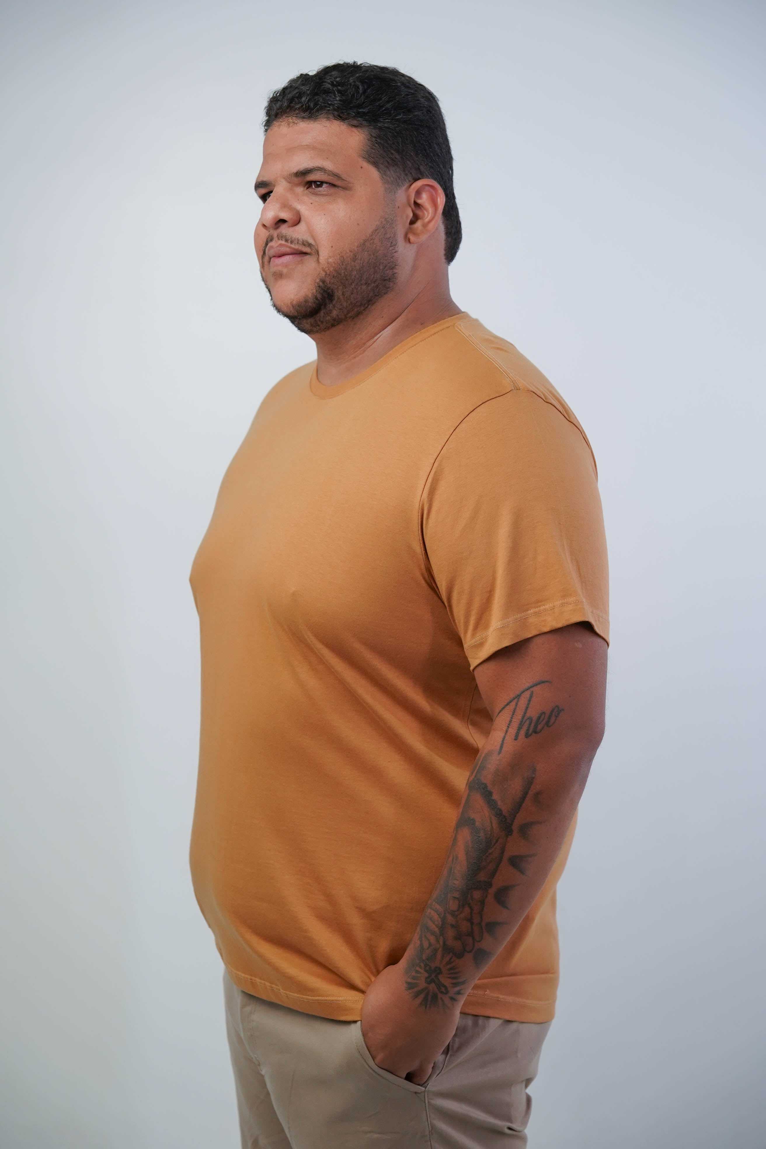 CAMISETA BÁSICA GOLA REDONDA LISA PLUS