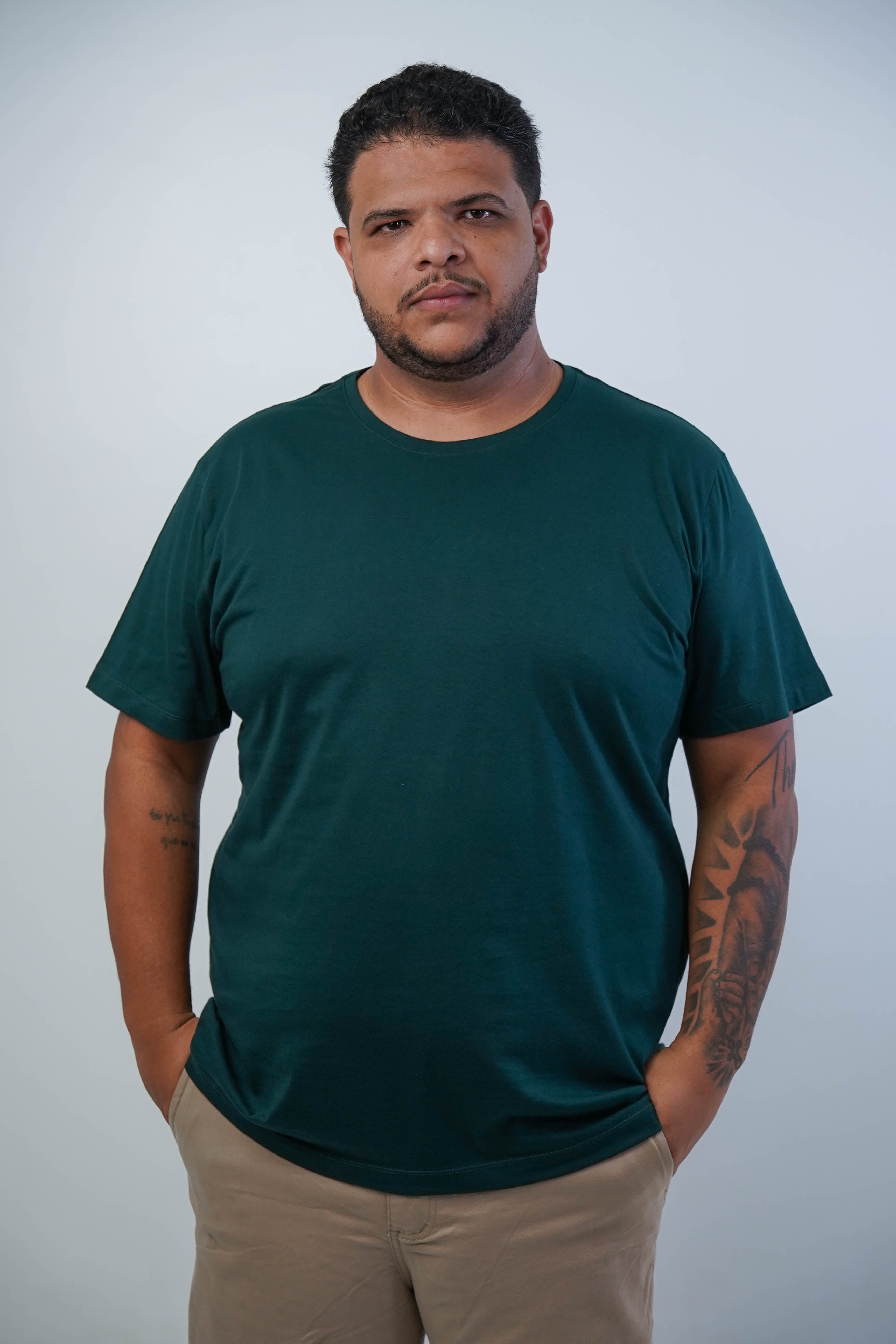 CAMISETA BÁSICA GOLA REDONDA LISA PLUS