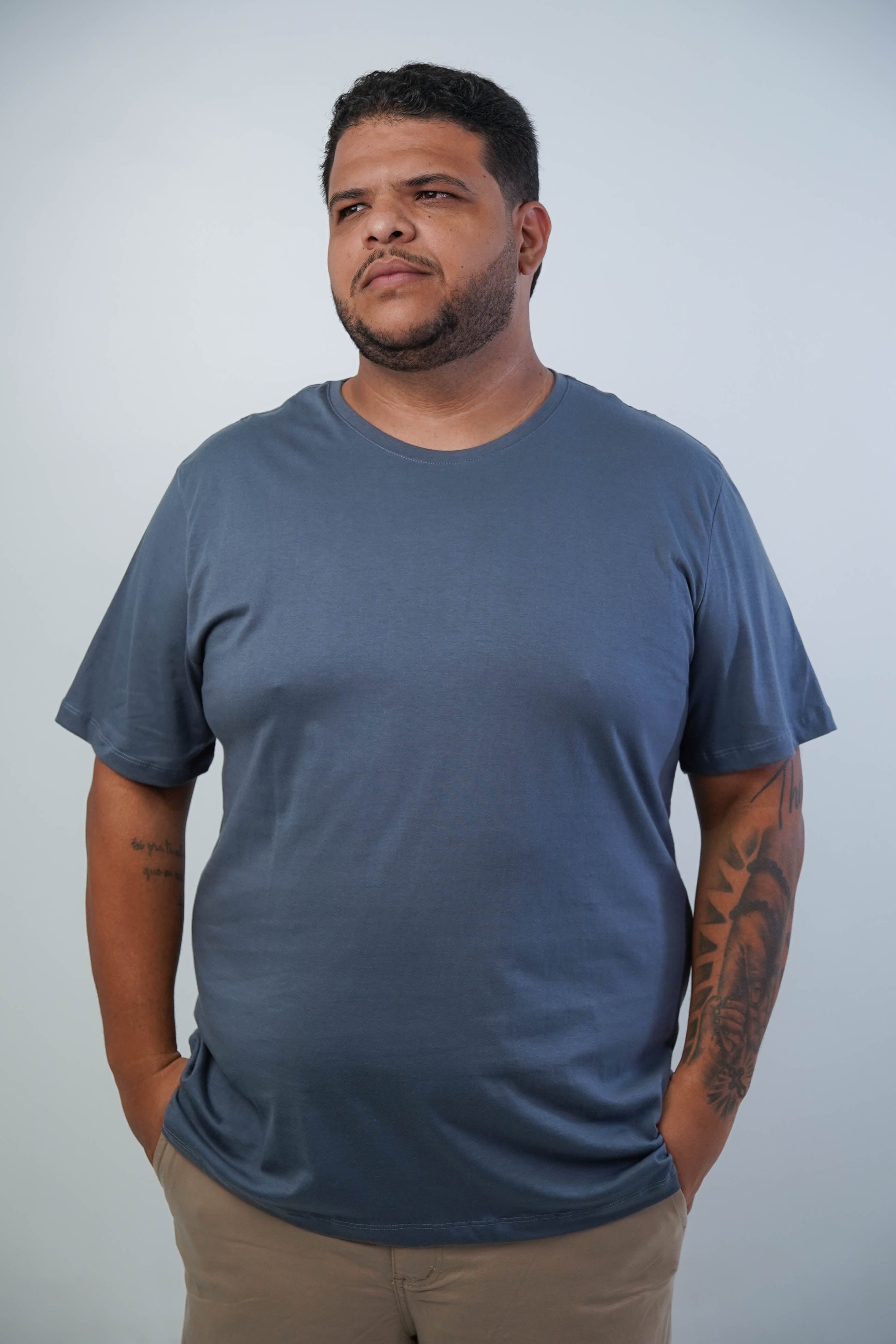 CAMISETA BÁSICA GOLA REDONDA LISA PLUS